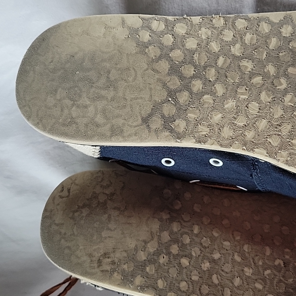 Toms - Picture 2 of 4